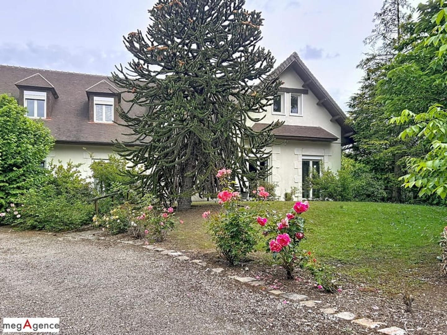 PROCHE DU CENTRE VILLE AVEC PARC ET PISCINE