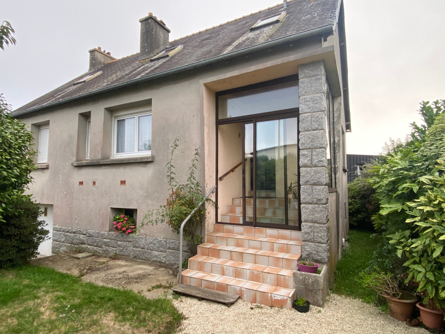 Maison non mitoyenne avec sous-sol complet et beau potentiel au Drennec