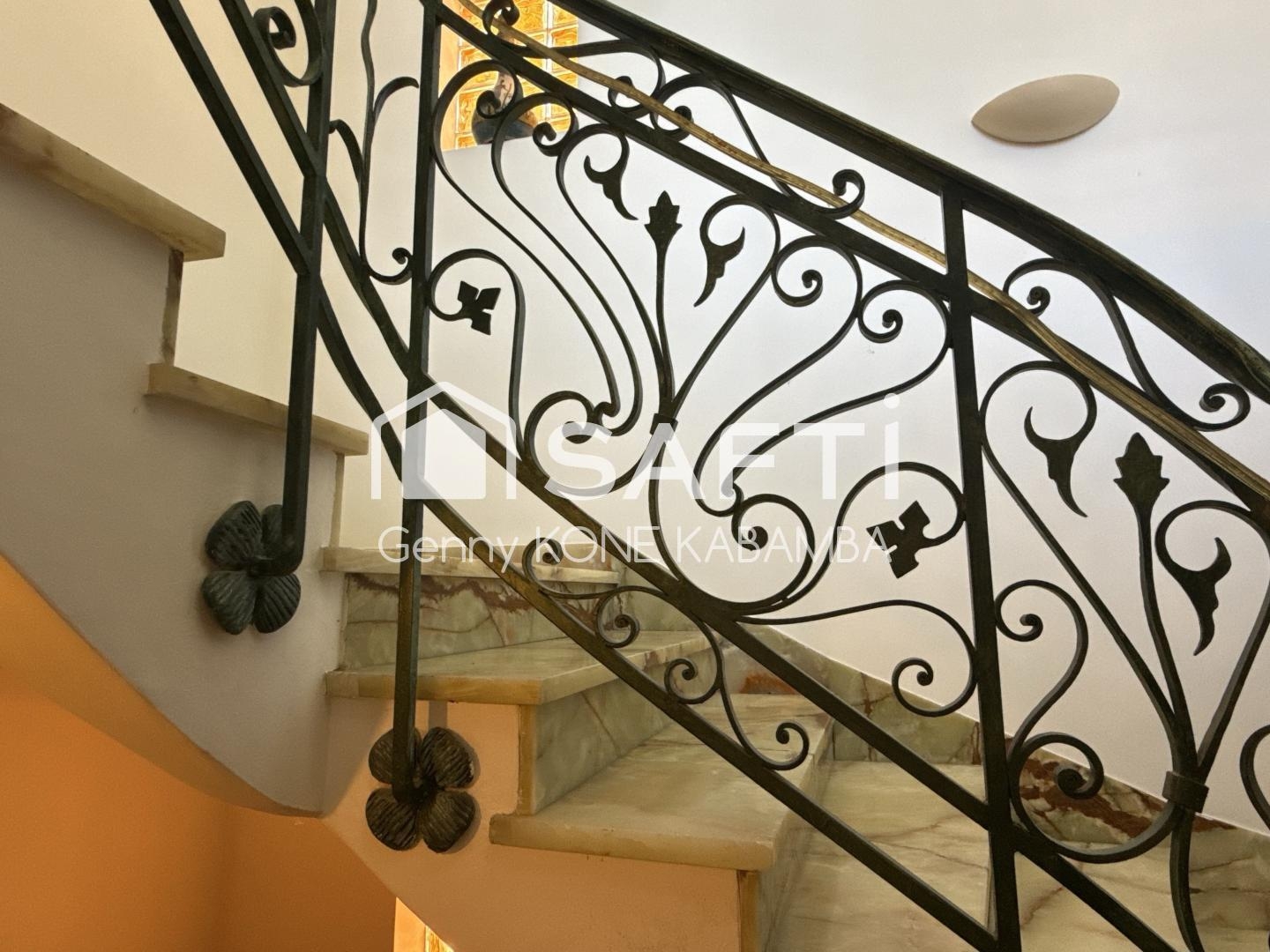 Maison à vendre - 6 pièces - 328m2 - La Seyne-Sur-Mer (83500)