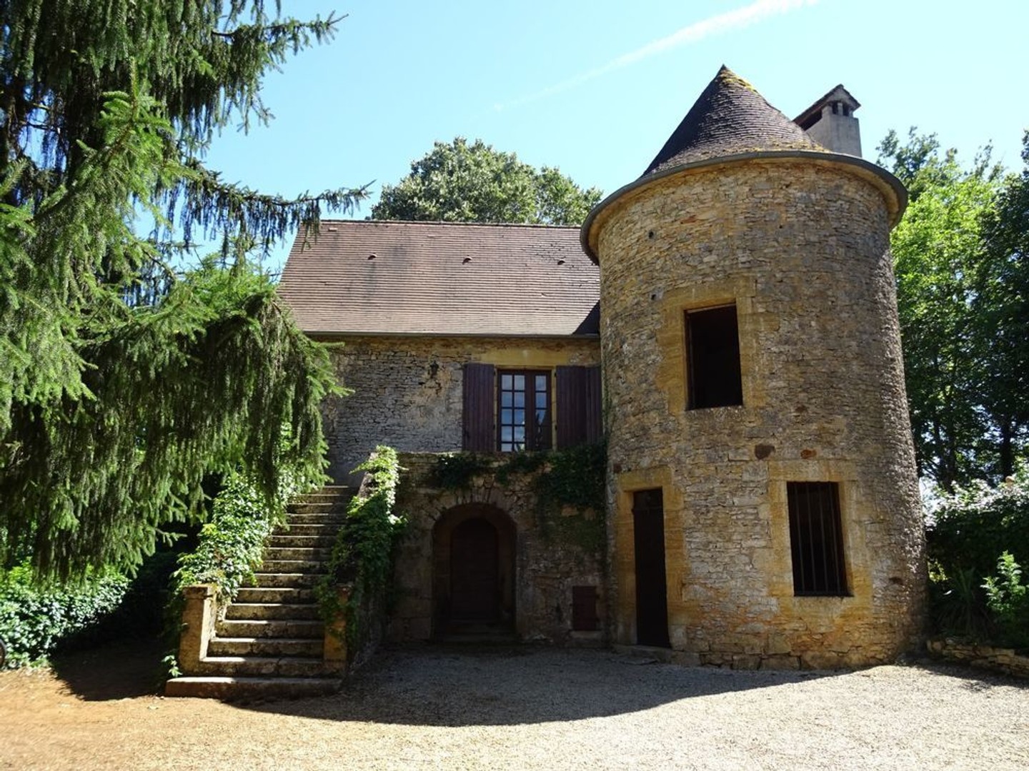 Ensemble immobilier en pierre avec vue dominante