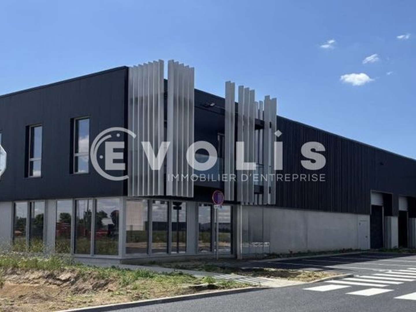 Locaux d'activité - A VENDRE - 880 m² divisibles à partir de 268 m²