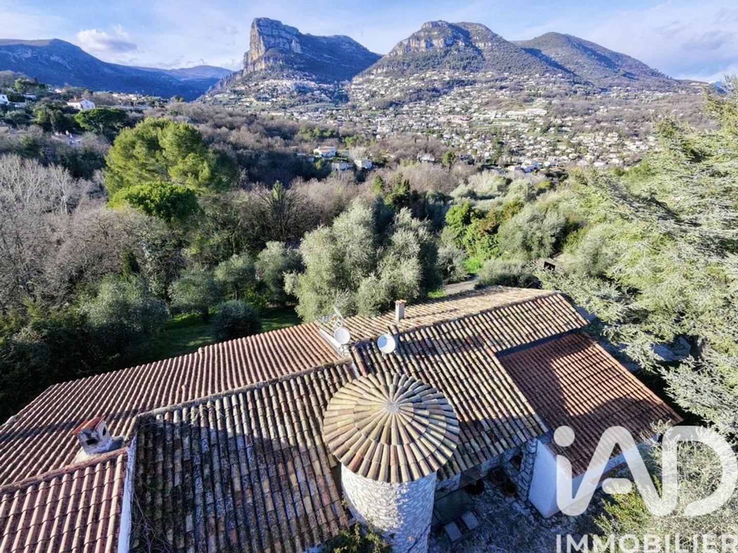 Maison à vendre - 7 pièces - 220m2 - La Gaude (06610)