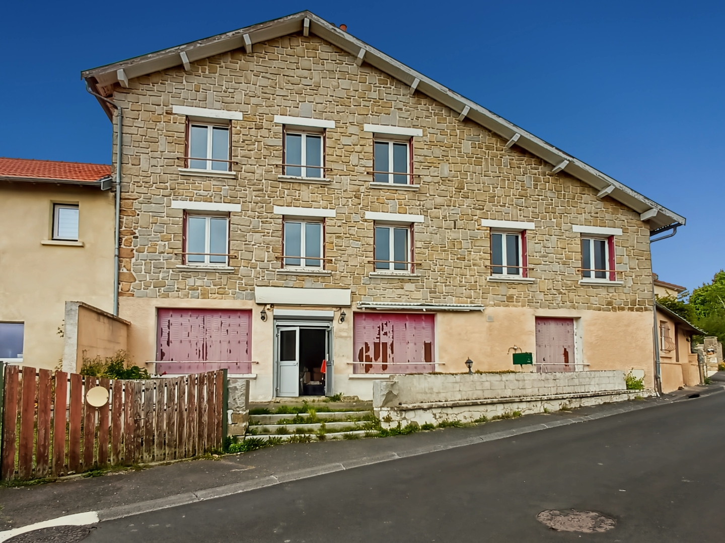 À VENDRE Immeuble ancien hôtel à rénover Saint-Genès-Champanelle (63122)