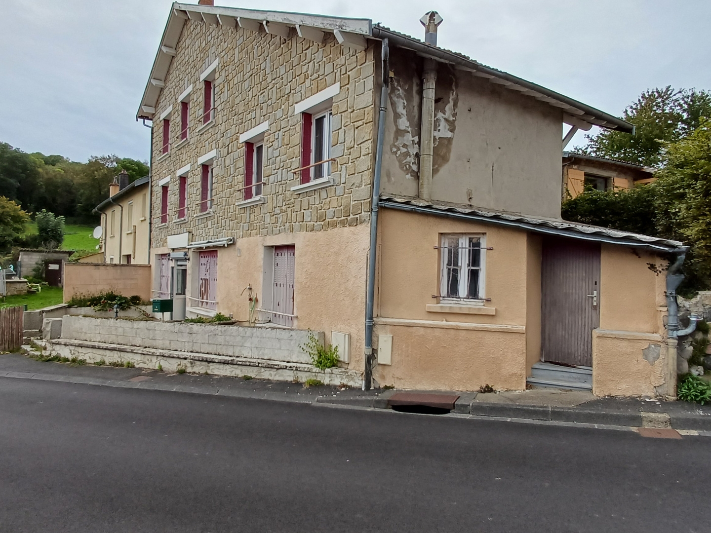 Immeuble à vendre - 14 pièces - 214m2 - Saint-Genès-Champ... (63122)