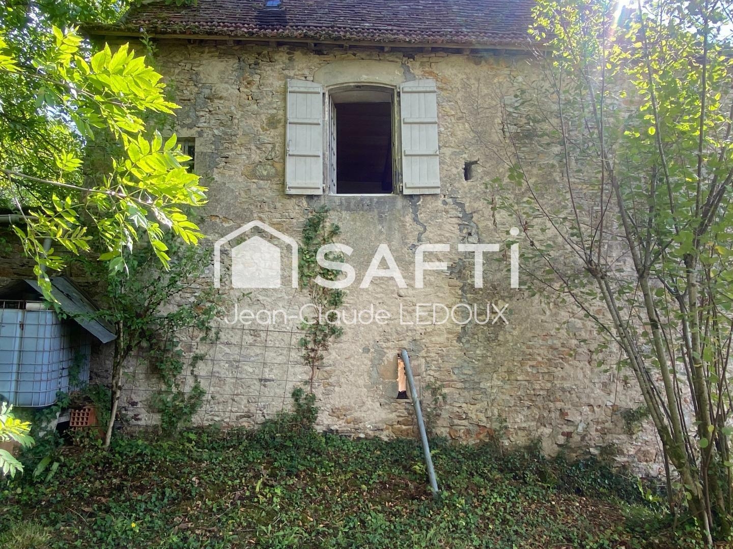 Maison de village avec grand terrain, primo ou locatif.
