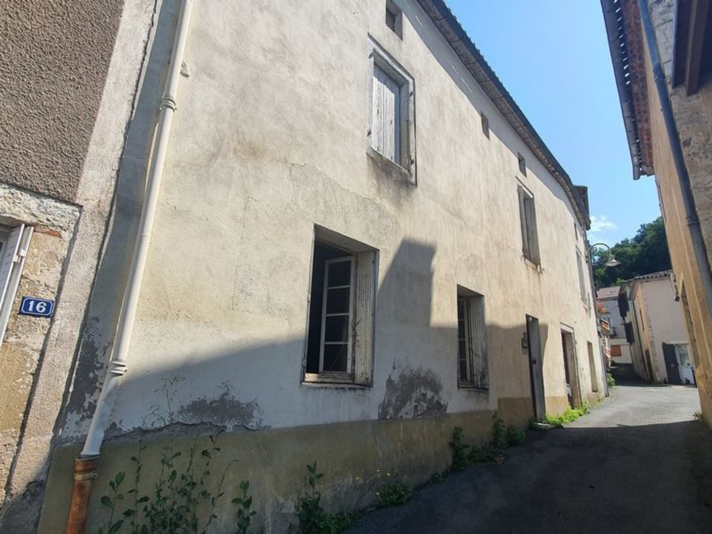 Bâtiment à rénover en centre bourg