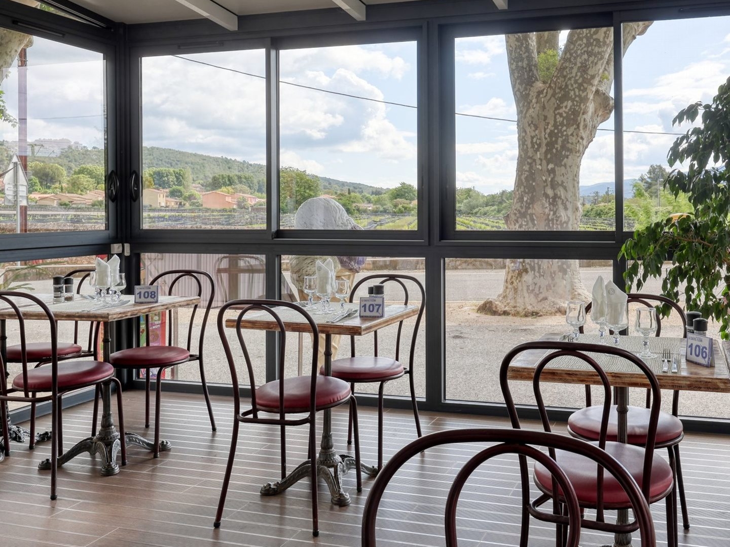 Magasin à vendre - 480m2 - Besse-Sur-Issole (83890)