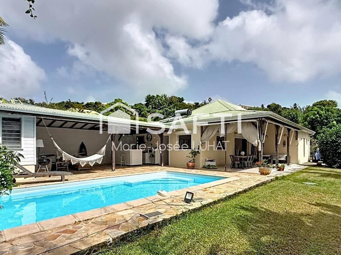 Maison F4 de plain pied avec dépendance et piscine