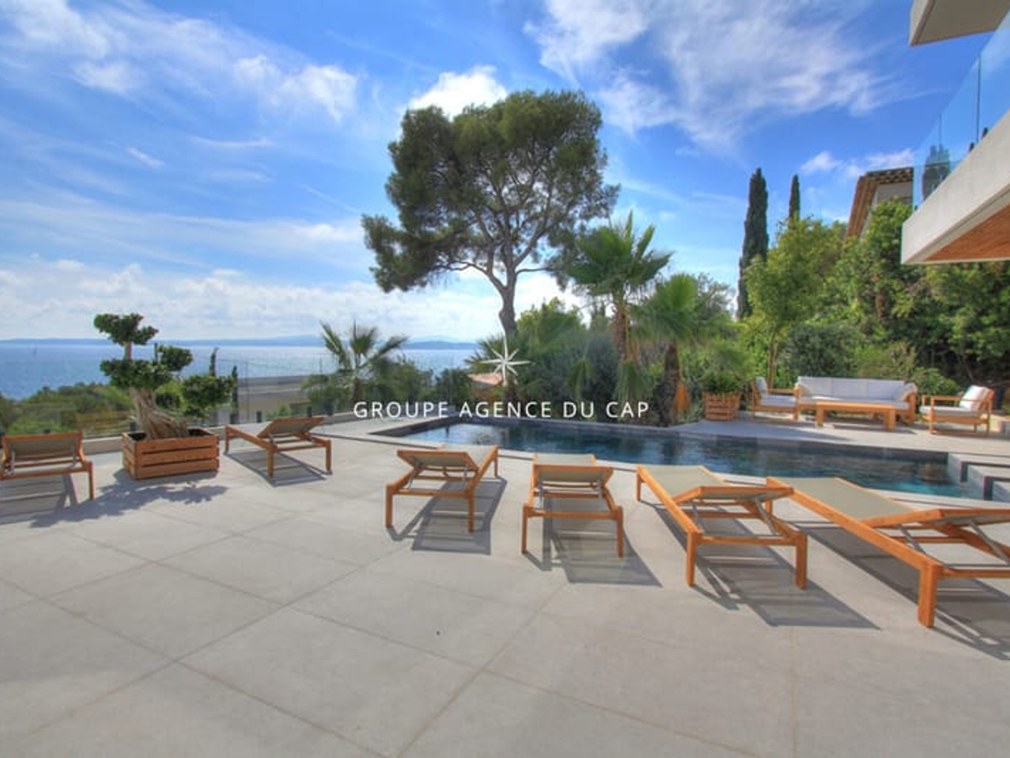 À VENDRE VILLA CONTEMPORAINE DE 350M² 8 PIÈCES AVEC VUE MER, À PIED DES PLAGES ET DES COMMERCES DES ISSAMBRES