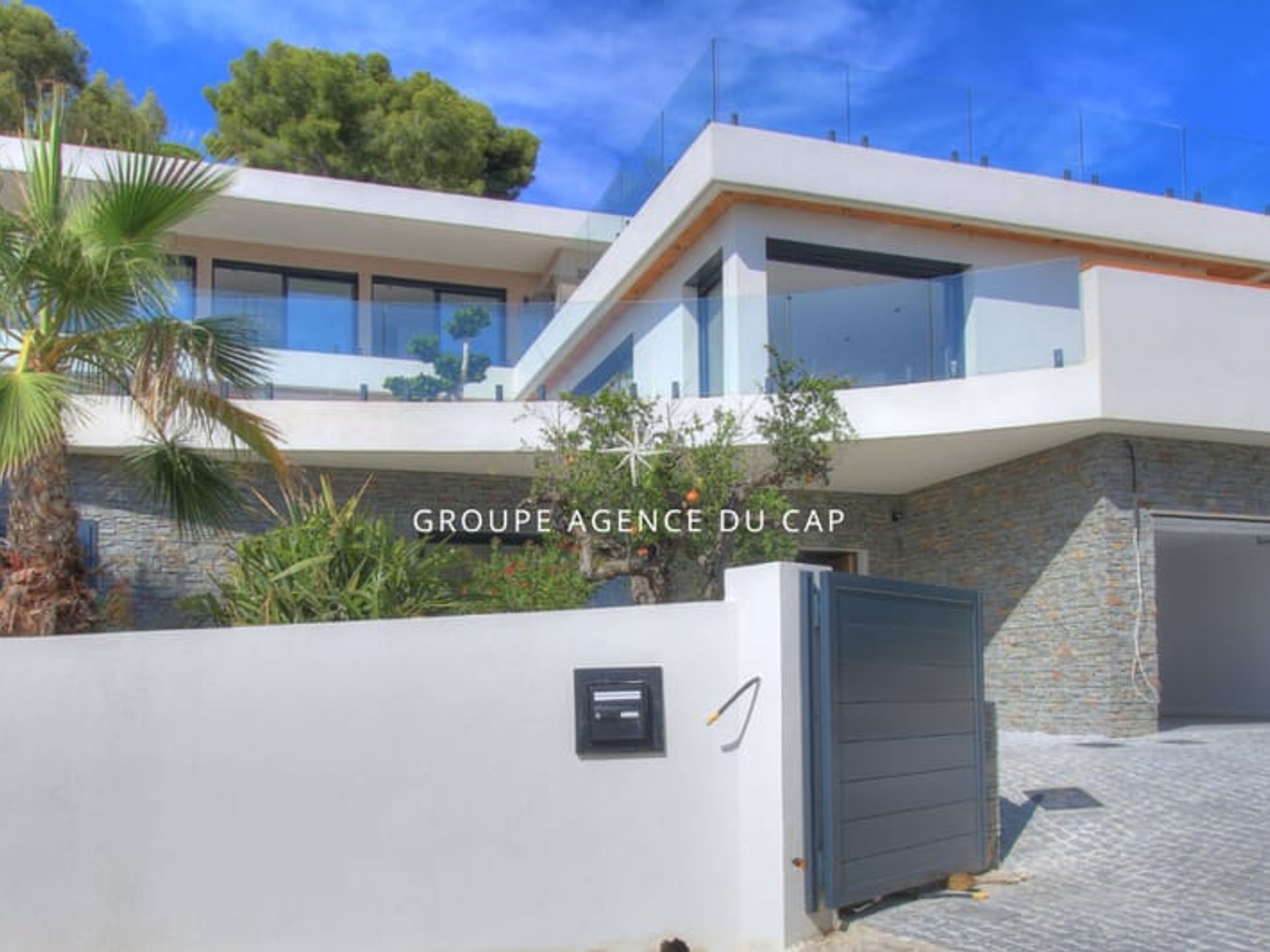 Maison à vendre - 8 pièces - 340m2 - Roquebrune-Sur-Ar... (83380)