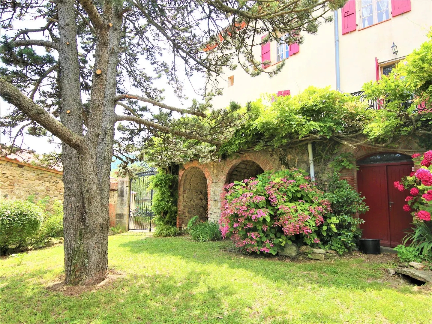 Maison à vendre - 14 pièces - 395m2 - Arles-Sur-Tech (66150)