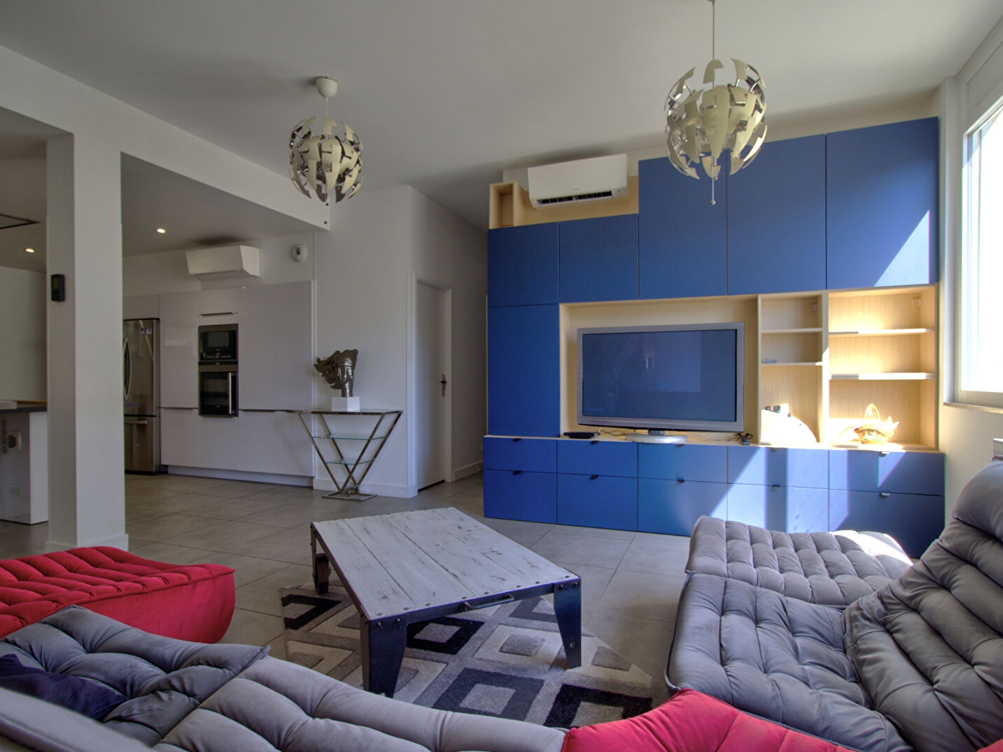 BON ENCONTRE - Ensemble immobilier comprenant un appartement type Loft de 254 m² dont 49 m² loué meublé avec accès indépendant et dépendance de 63 m² aménageable.