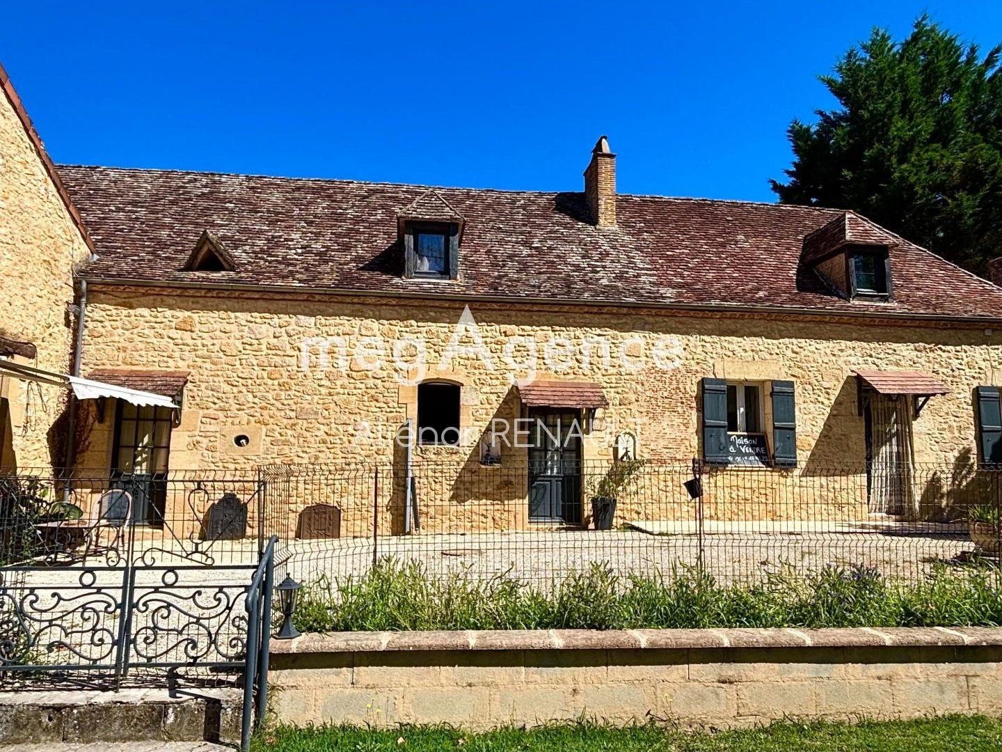 Maison en pierre 320 m² avec gîte et grange