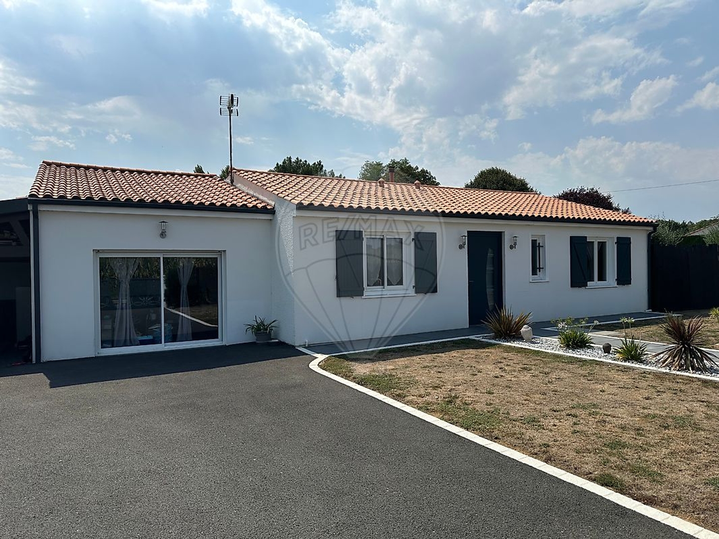 Maison à vendre - 6 pièces - 1158m2 - La Clisse (17600)