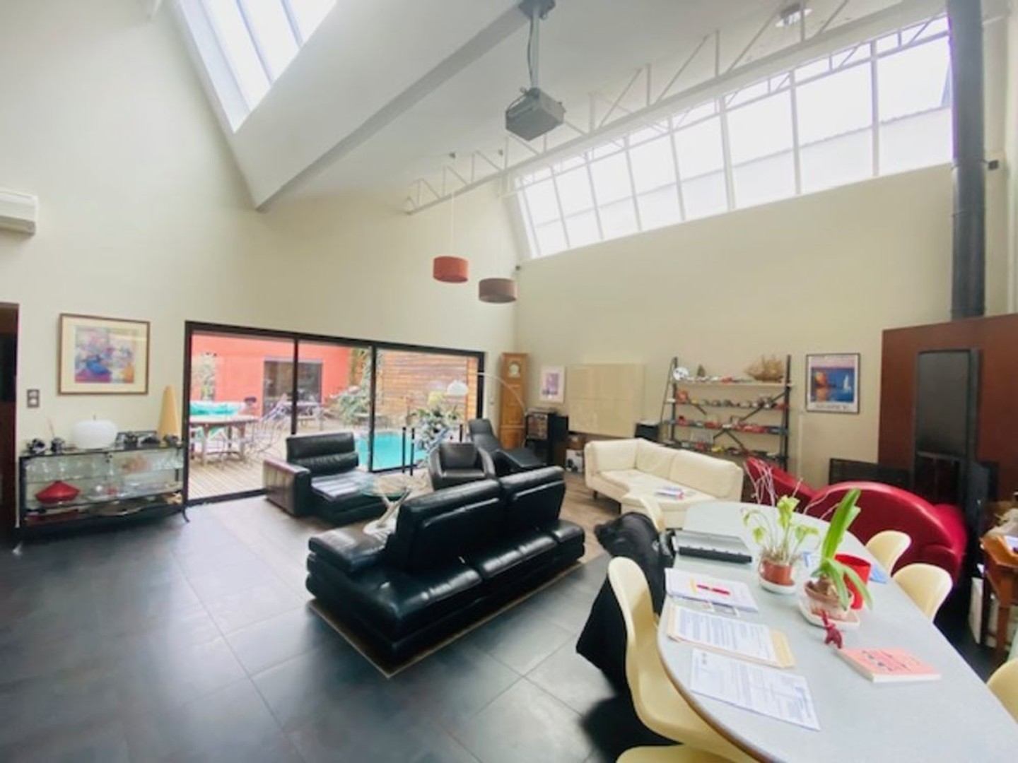 PLEIN CENTRE VILLE DE ROANNE 42300 A VENDRE MAGNIFIQUE LOFT AVEC PISCINE