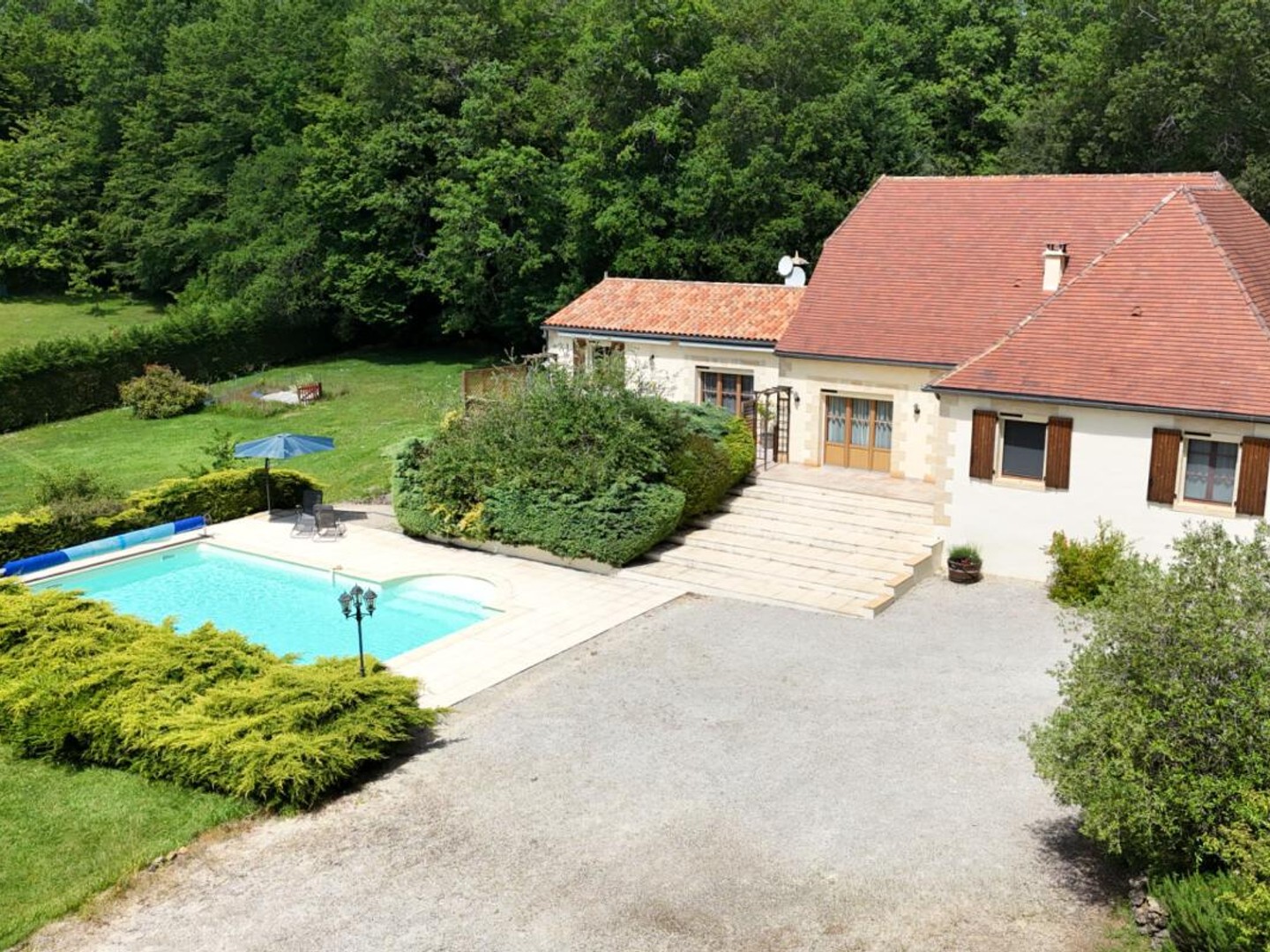 Maison 6 pièce(s) 208 m2 piscine et dépendance