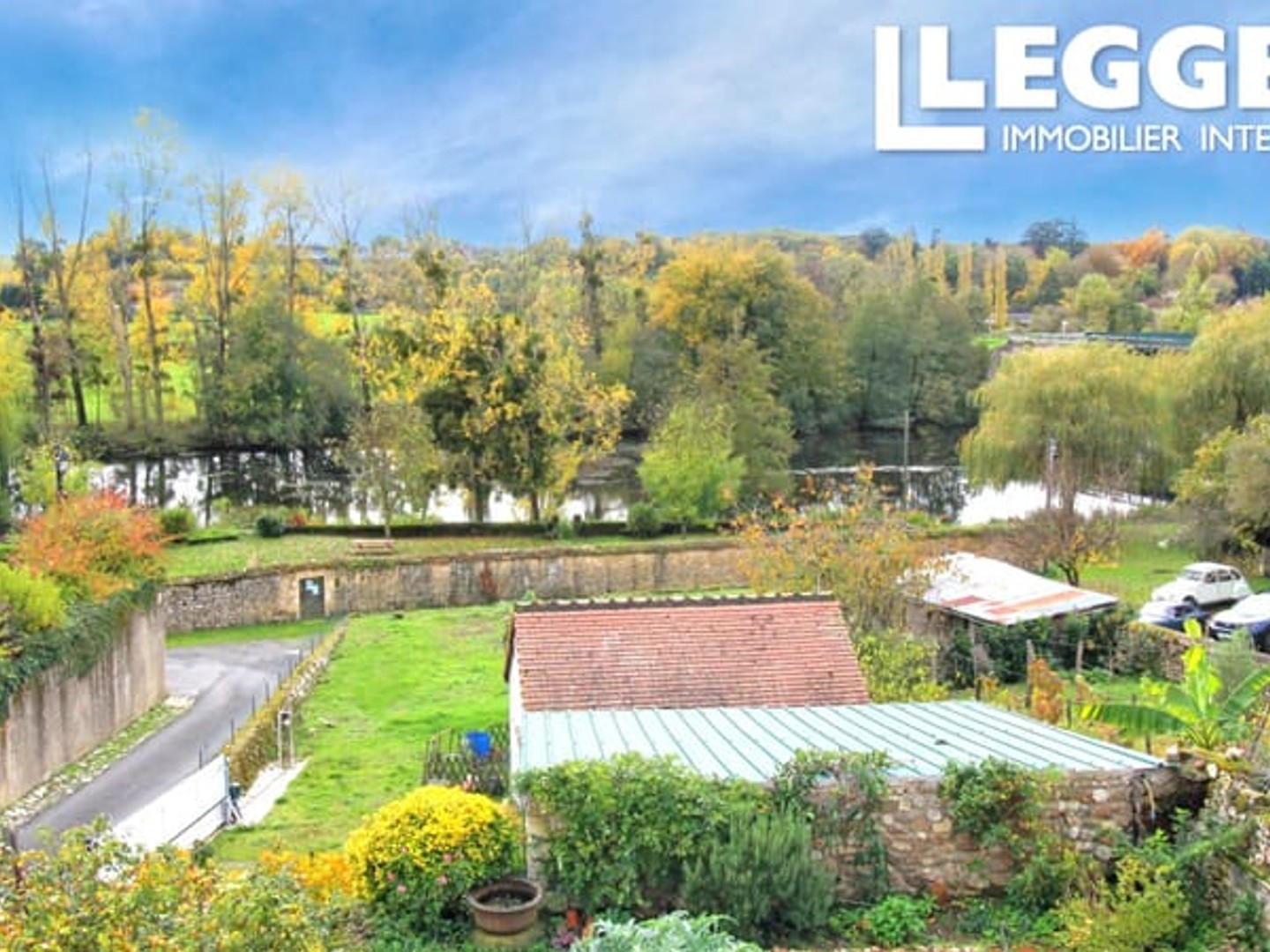 Belle maison avec vue sur la rivière Anglin dans un village bien entretenu avec des magasins et un bar.