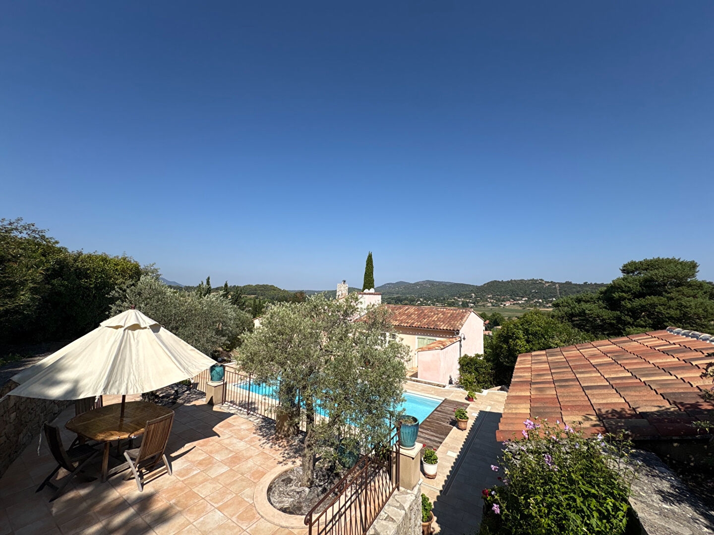 Maison Rians 4 chambres sur un terrain de 3104 m² avec vue dégagée, piscine, garage et dépendances.