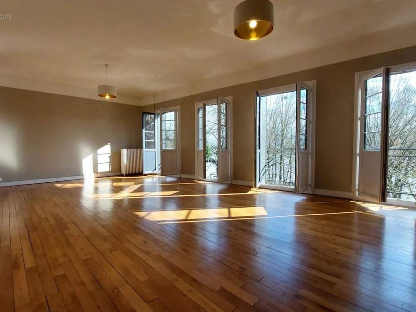Magasin à vendre - 8 pièces - 299m2 - Saint-Cyr-Sur-Loire (37540)