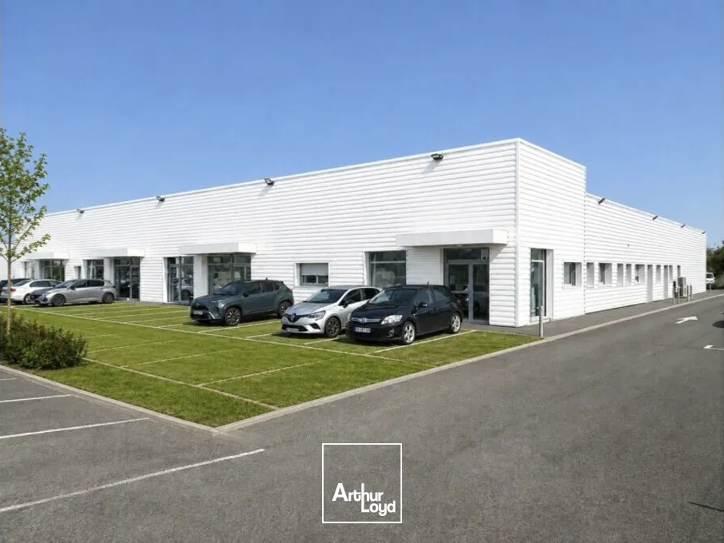 IMMEUBLE COMMERCIAL RÉCENT - 100% LOUÉ - RENDEMENT DE 7 % ACTES EN MAINS