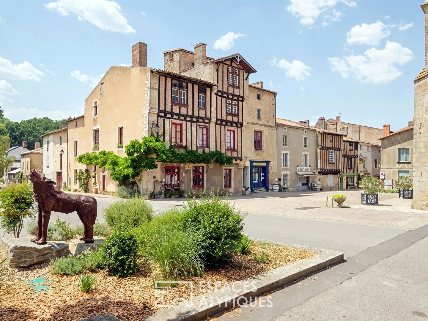 Maison classée Monument Historique et son logement indépendant dans un village de patrimoine