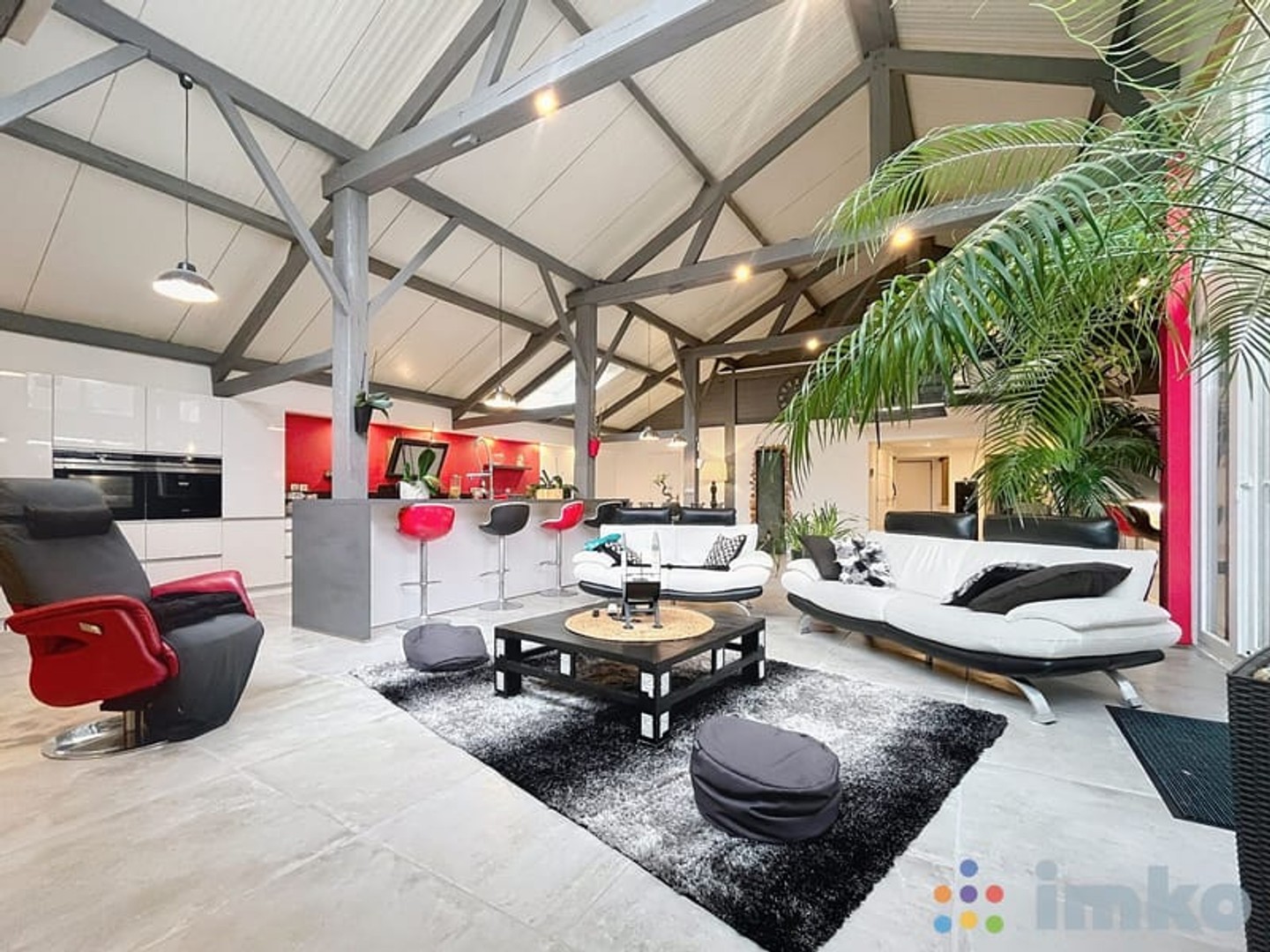 Loft de type 4 semi plain-pied avec grand garage et extérieu