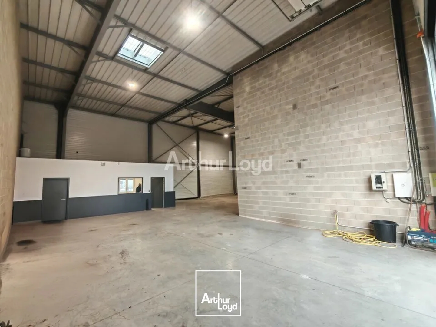 A vendre - Local d'activité de 350m2 avec bureau secteur CROIX BLANDIN