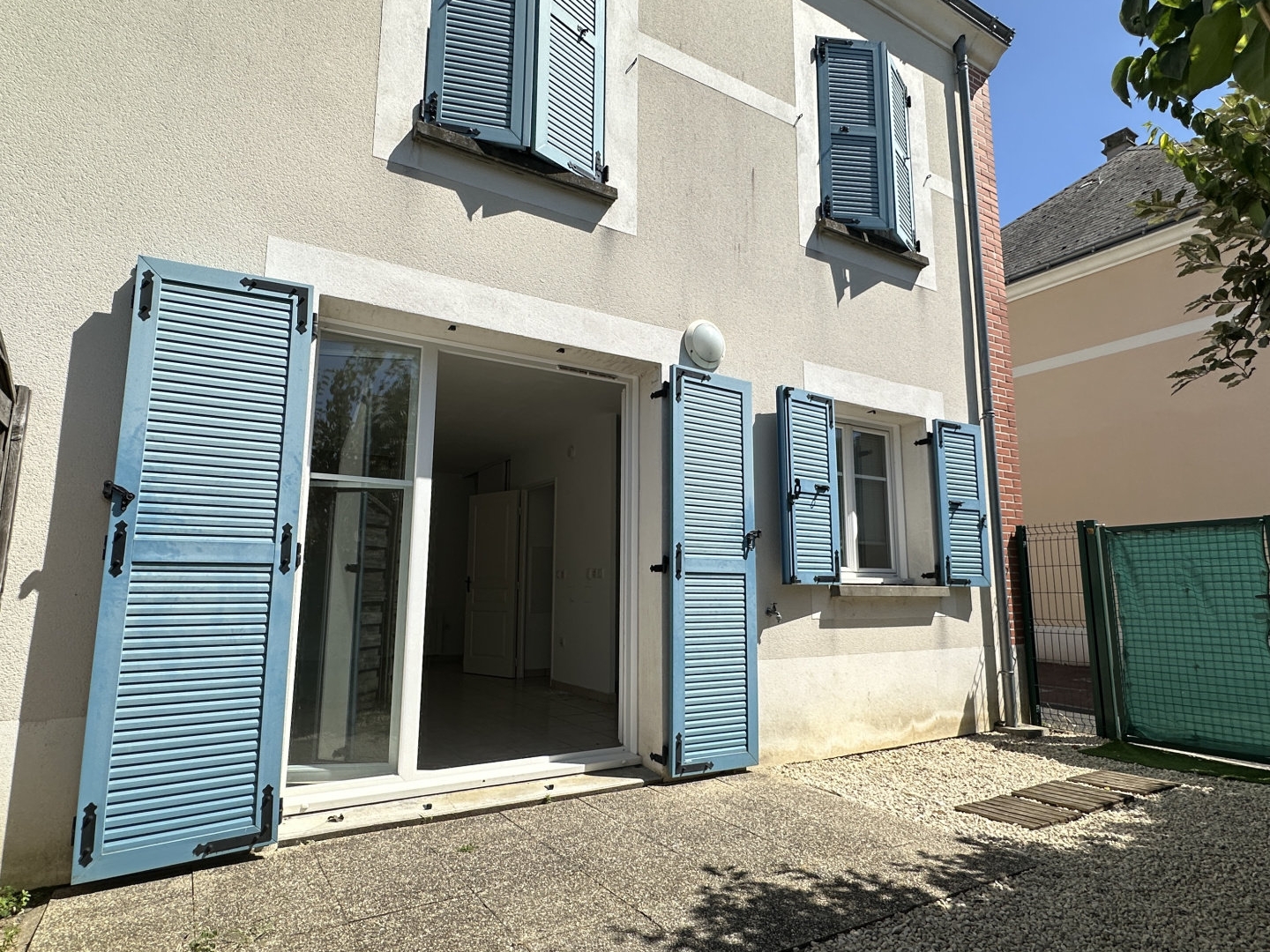 Maison 2 chambres écoles et bus sur place