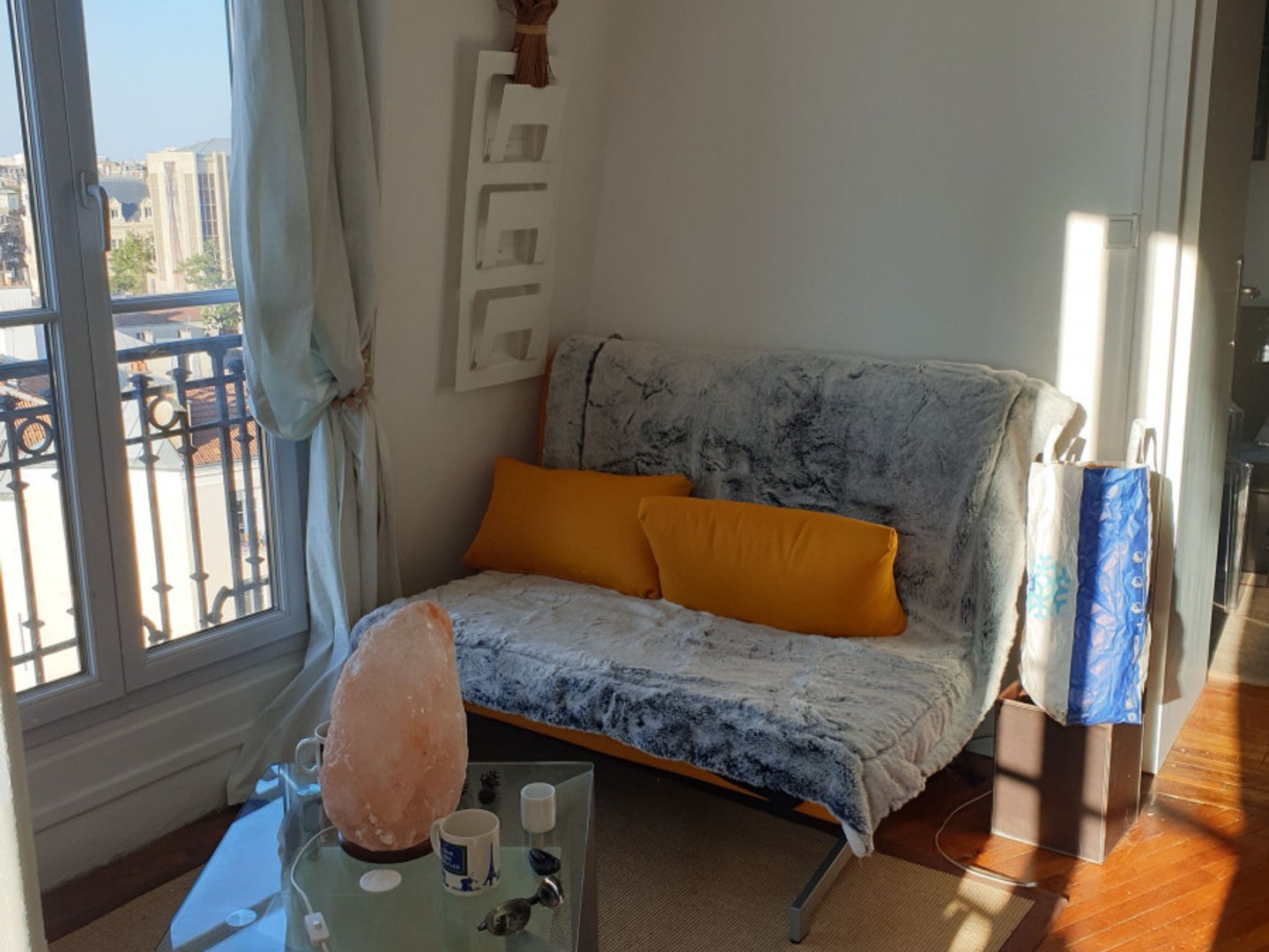 À 10 minutes à pied de Paris - Charmant studio avec vue imprenable sur la Tour Eiffel & les toits de Paris (loyer tout inclus)