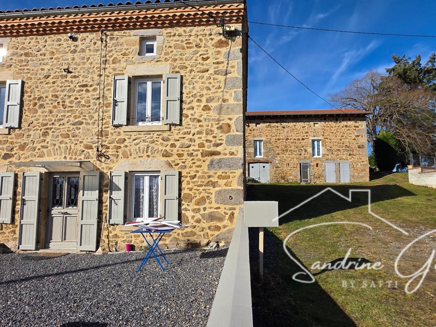 Maison en pierre avec grange aménageable