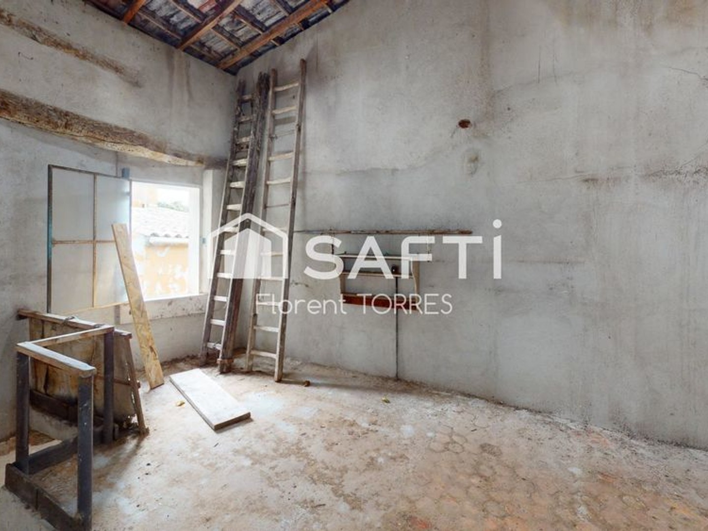 Parking / garage / box à vendre - 70m2 - Six-Fours-Les-Plages (83140)