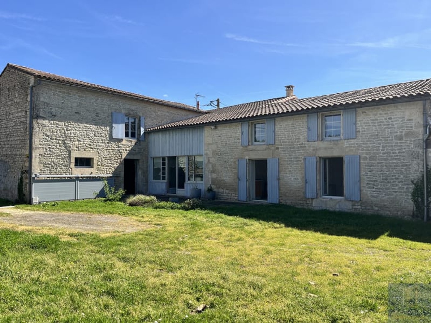 Maison ancienne sur Chauray, 151m2, grand préau, dépendance, Terrain