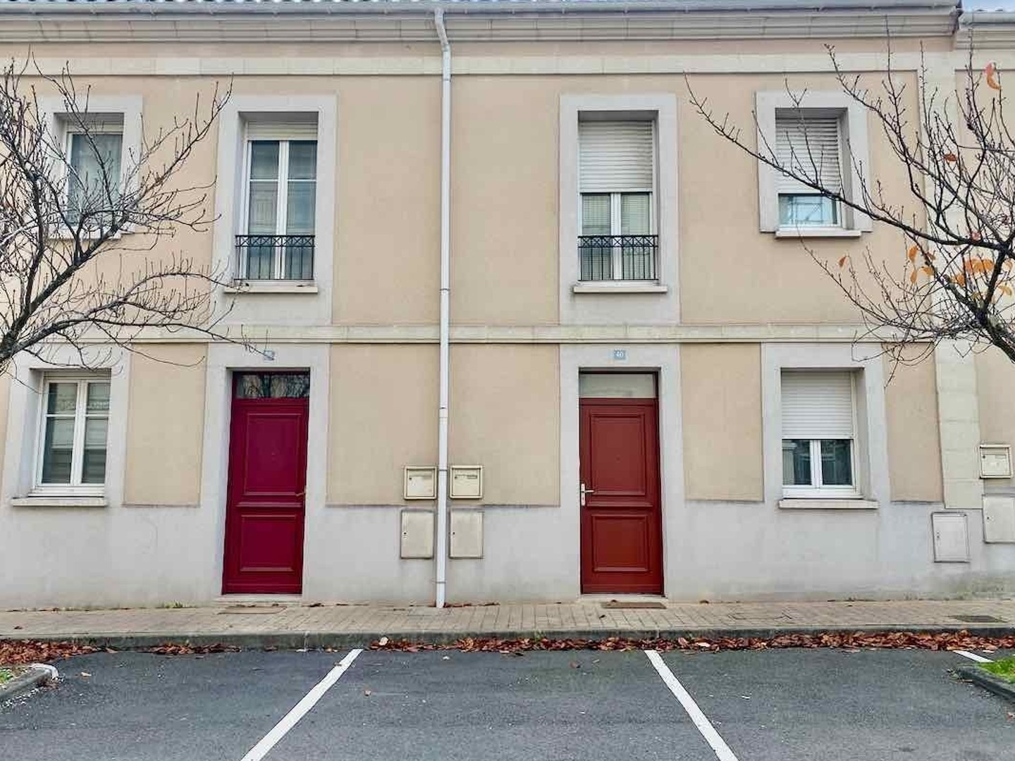 AGRÉABLE MAISON DE VILLE, JARDIN, PARKINGS