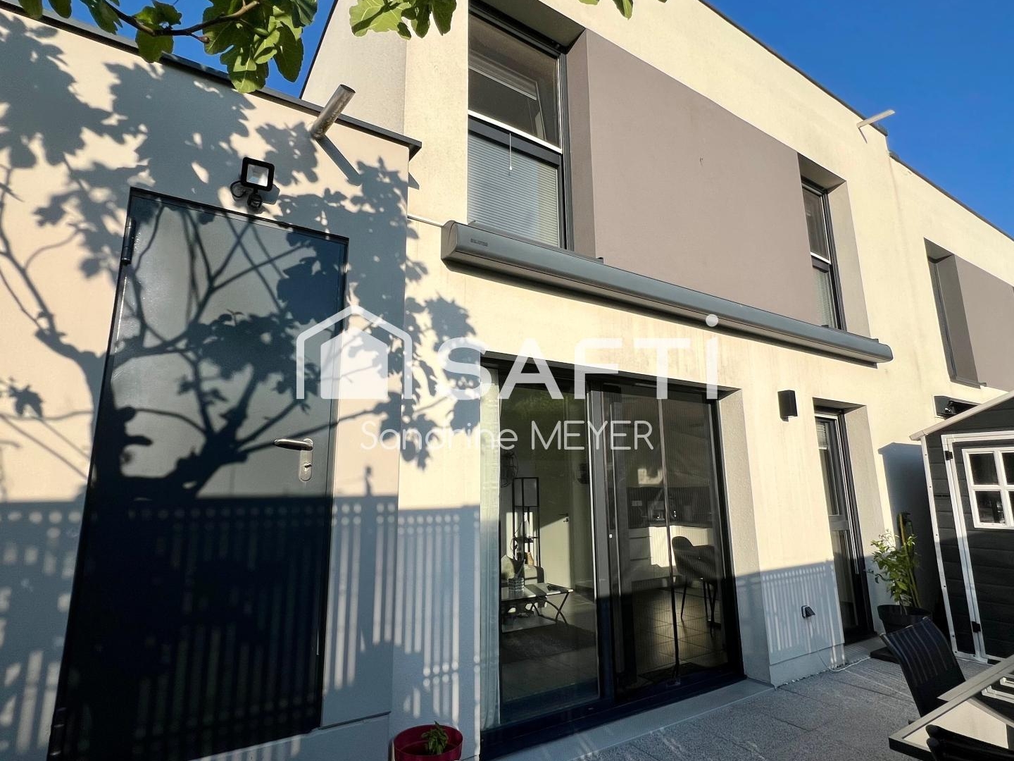 Maison contemporaine avec jardin et garage