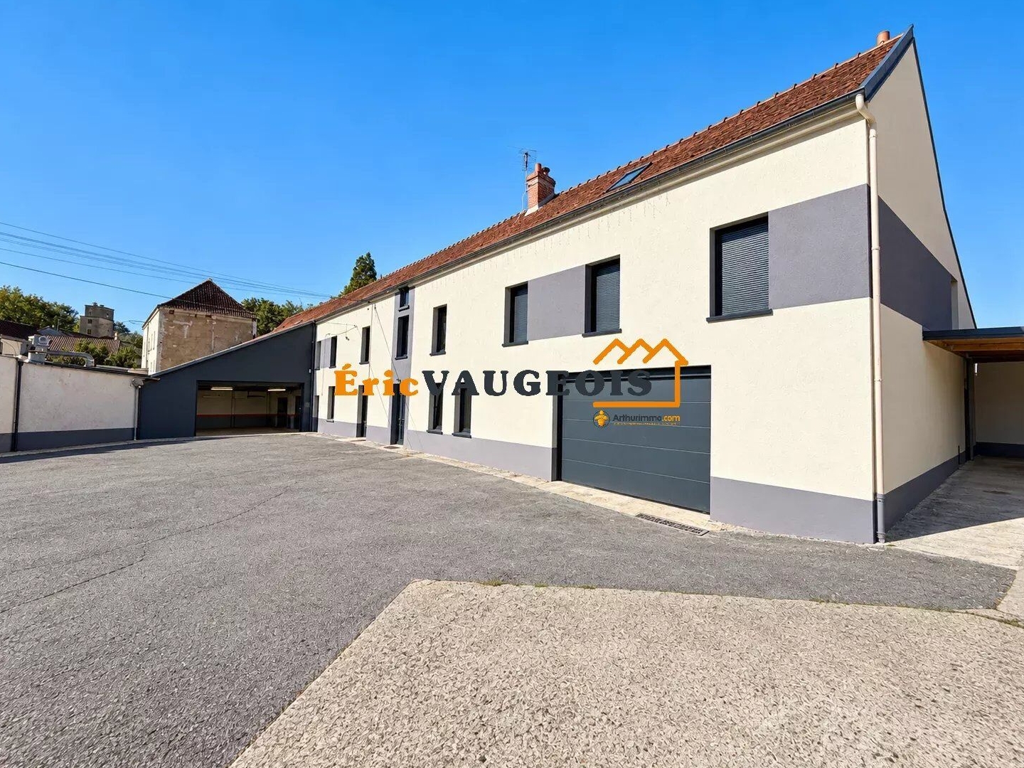 Maison 210m². Atelier 370m². Terrain 1900m² Ferté Gaucher