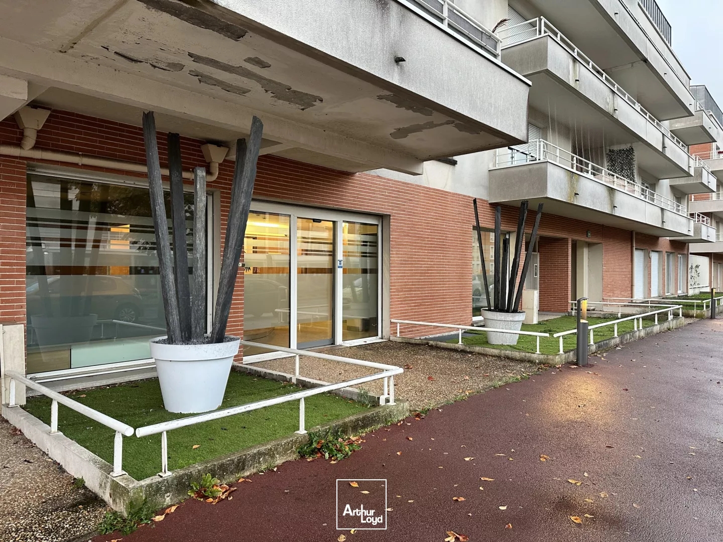 Locaux professionnels pour un usage médical d'environ 200 m2 - A VENDRE et à proximité immédiate de la Clinique de l'ARCHETTE à OLIVET (Sud Loire)