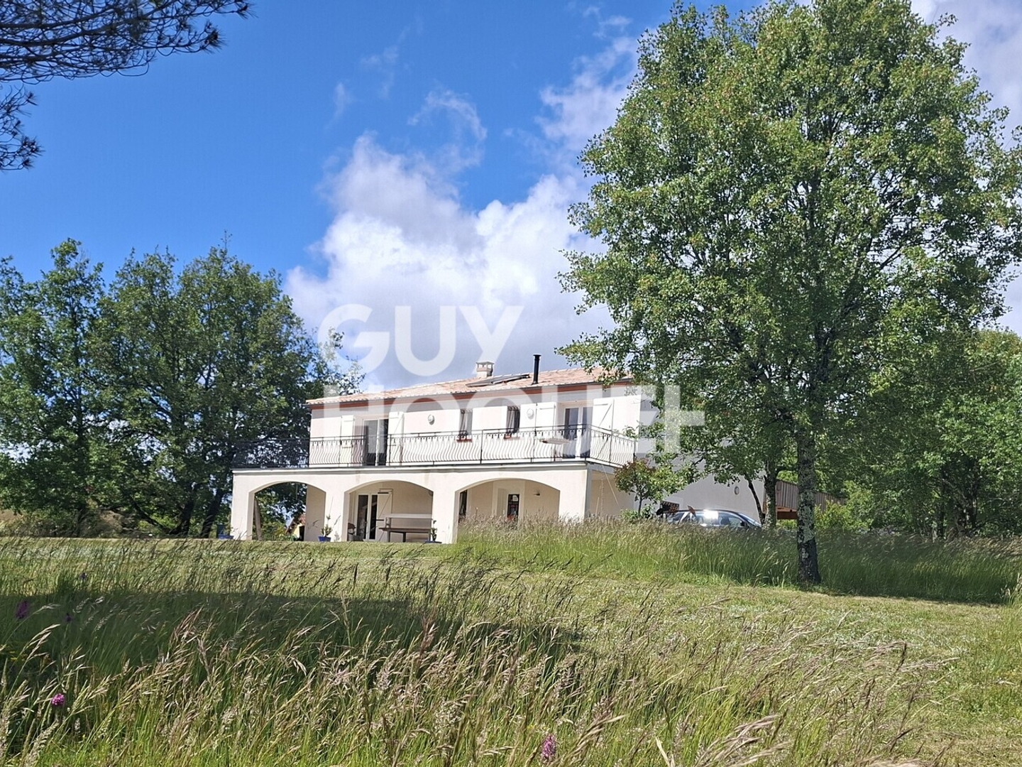 Vaste maison et dépendance sur terrain clos