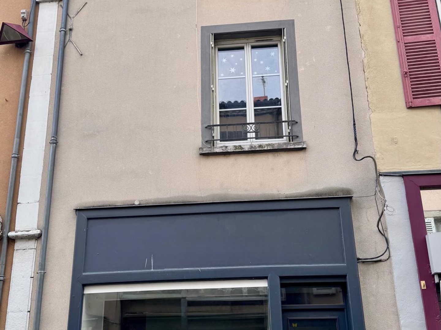 Découvrez cet immeuble avec commerce et habitation au coeur de Brioude.