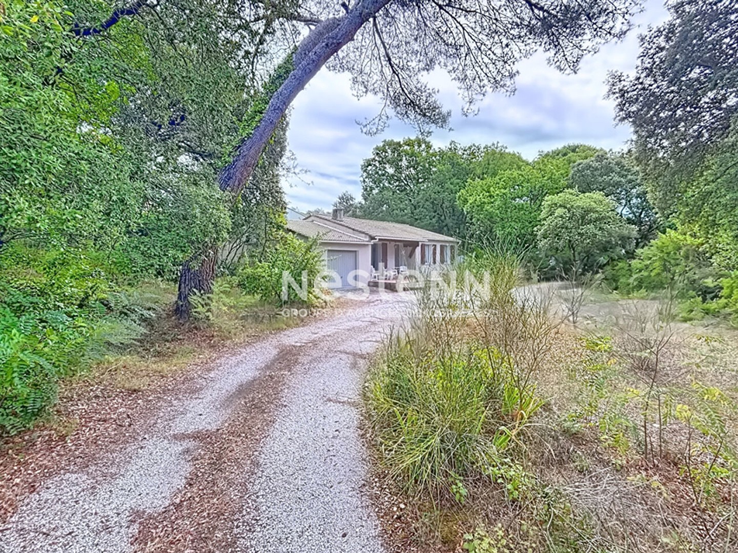 Maison de plain-pied de 89 m2 avec jardin de 1500 m2 .