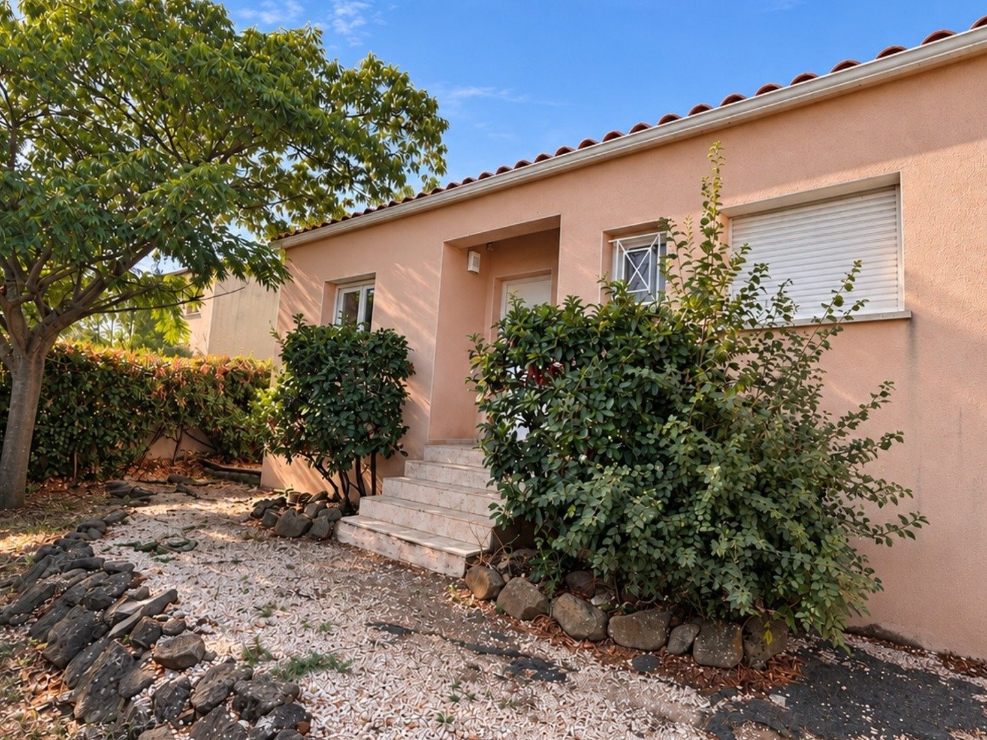Exclusivité - Villa de 112m² habitable environ 4 pièces avec jardin et garage - Lézeignan-la-cèbe (34120)