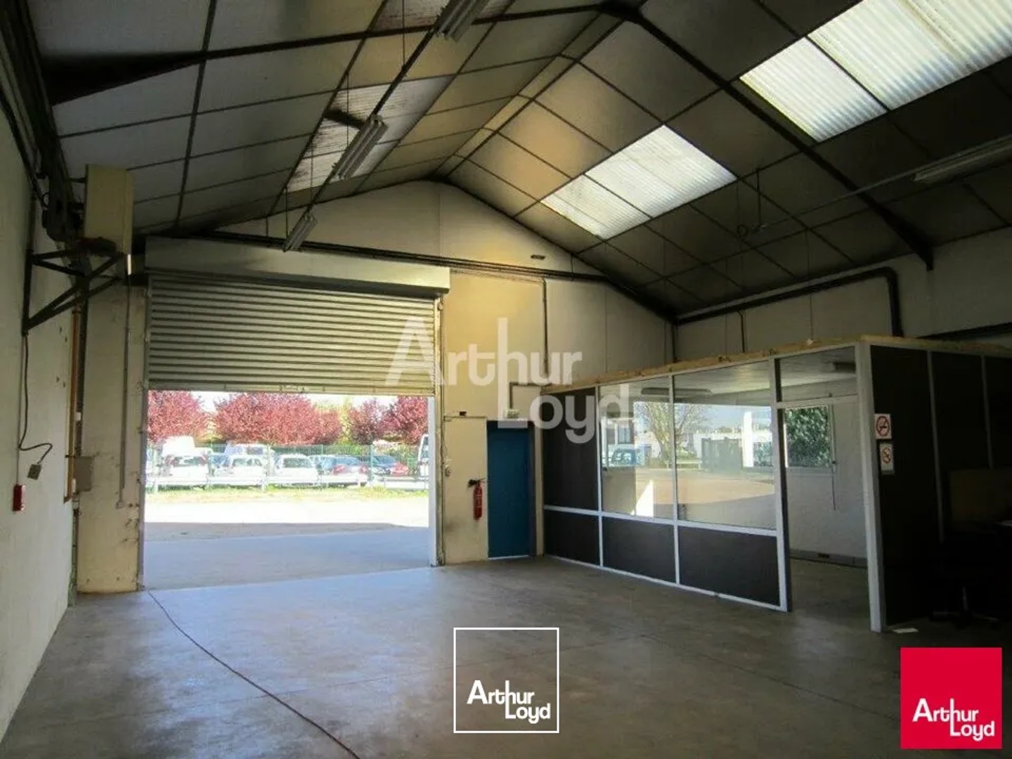 SAINT OUEN - VENTE LOCAL D'ACTIVITÉ DE 875 M² - EXCELLENTE VISIBILITÉ