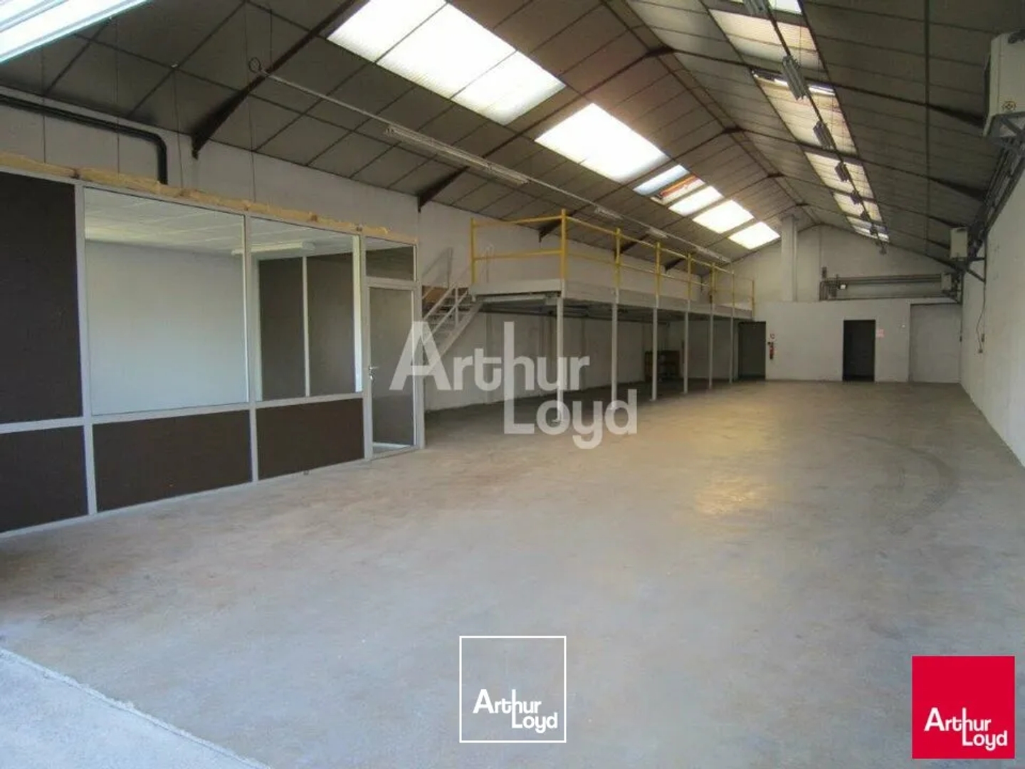 Locaux à vendre - 875m2 - Saint-Ouen (41100)