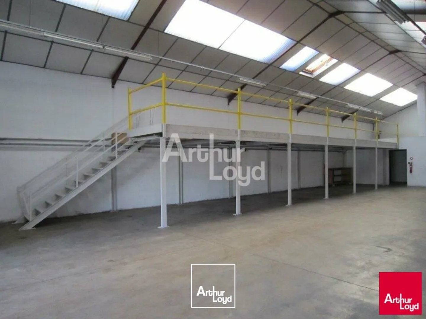 Locaux à vendre - 875m2 - Saint-Ouen (41100)