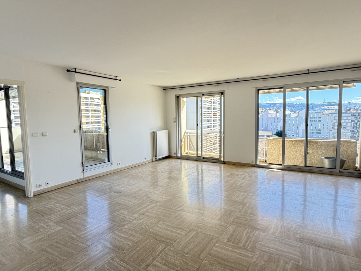 Appartement de 145m² avec plusieurs terrasse, garage, dans résidence sécurisée et quartier prisé