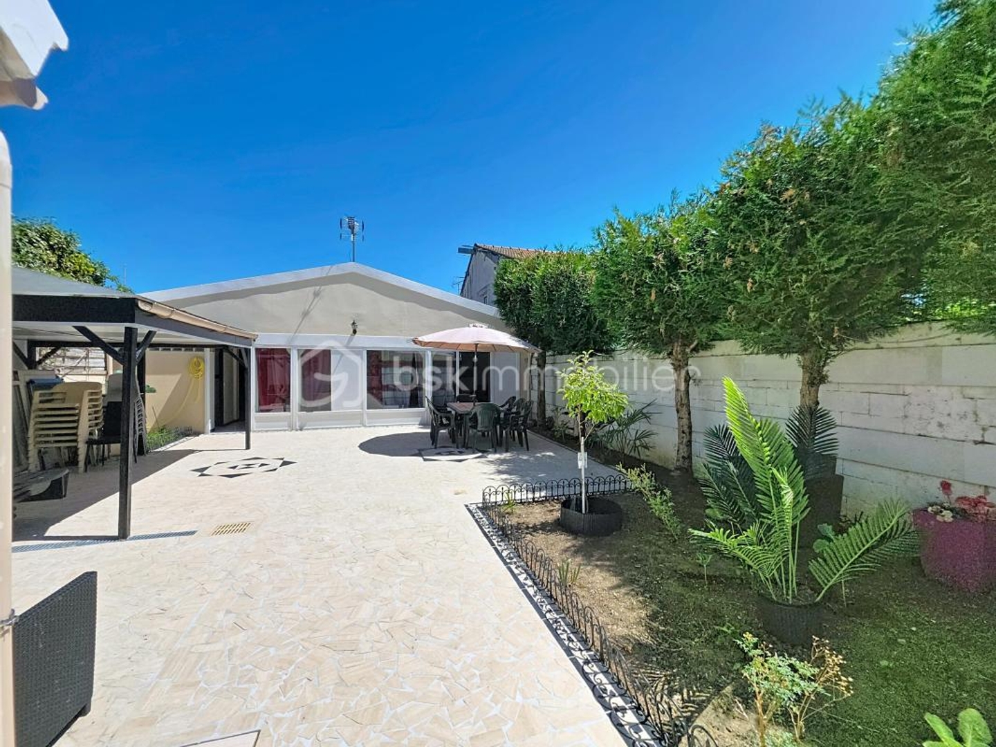 Maison de 5 pièces avec 3 chambres et sa dépendance meublée