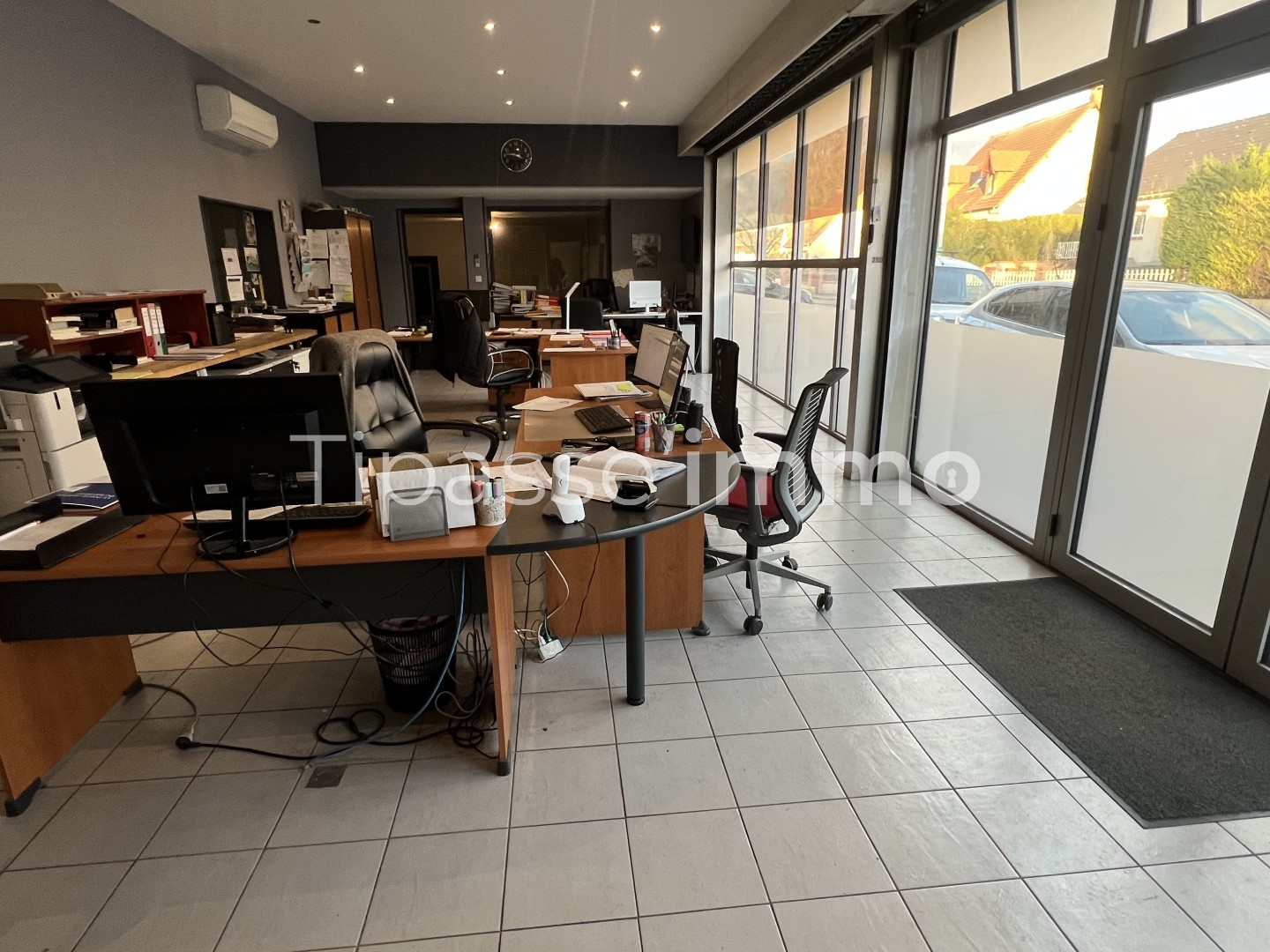 ENTREPOT ET BUREAUX COMMERCIAUX CENTRE GRAND COURONNE