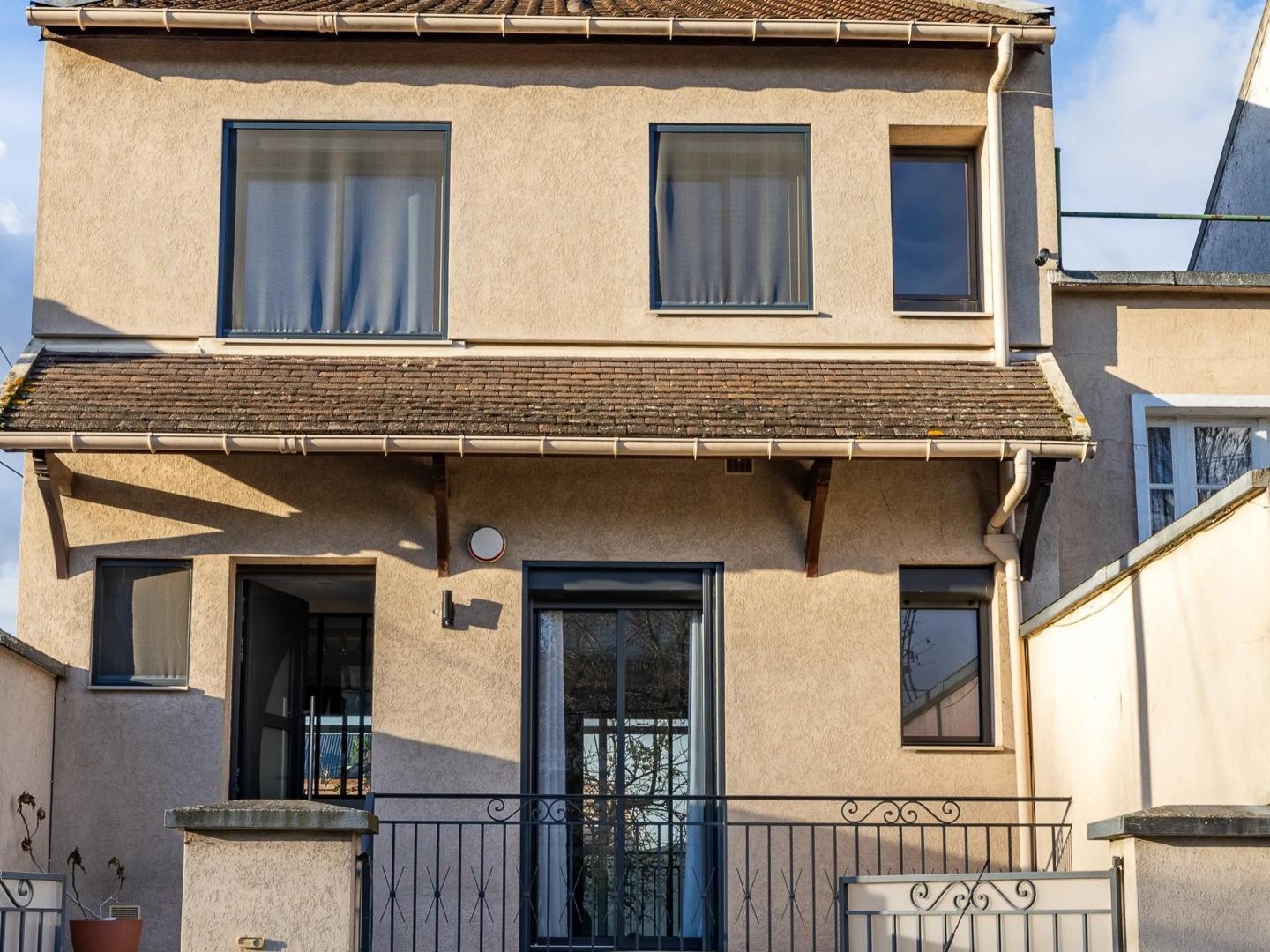 Jolie maison rénovée, jardin, studio indépendant.