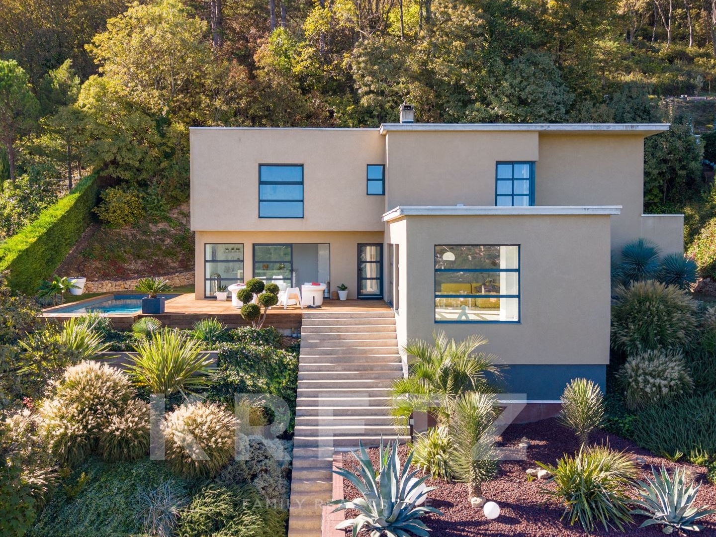 Monts d'Or - Maison d'architecte de 180 m² sur les hauteurs, piscine et forêt privée