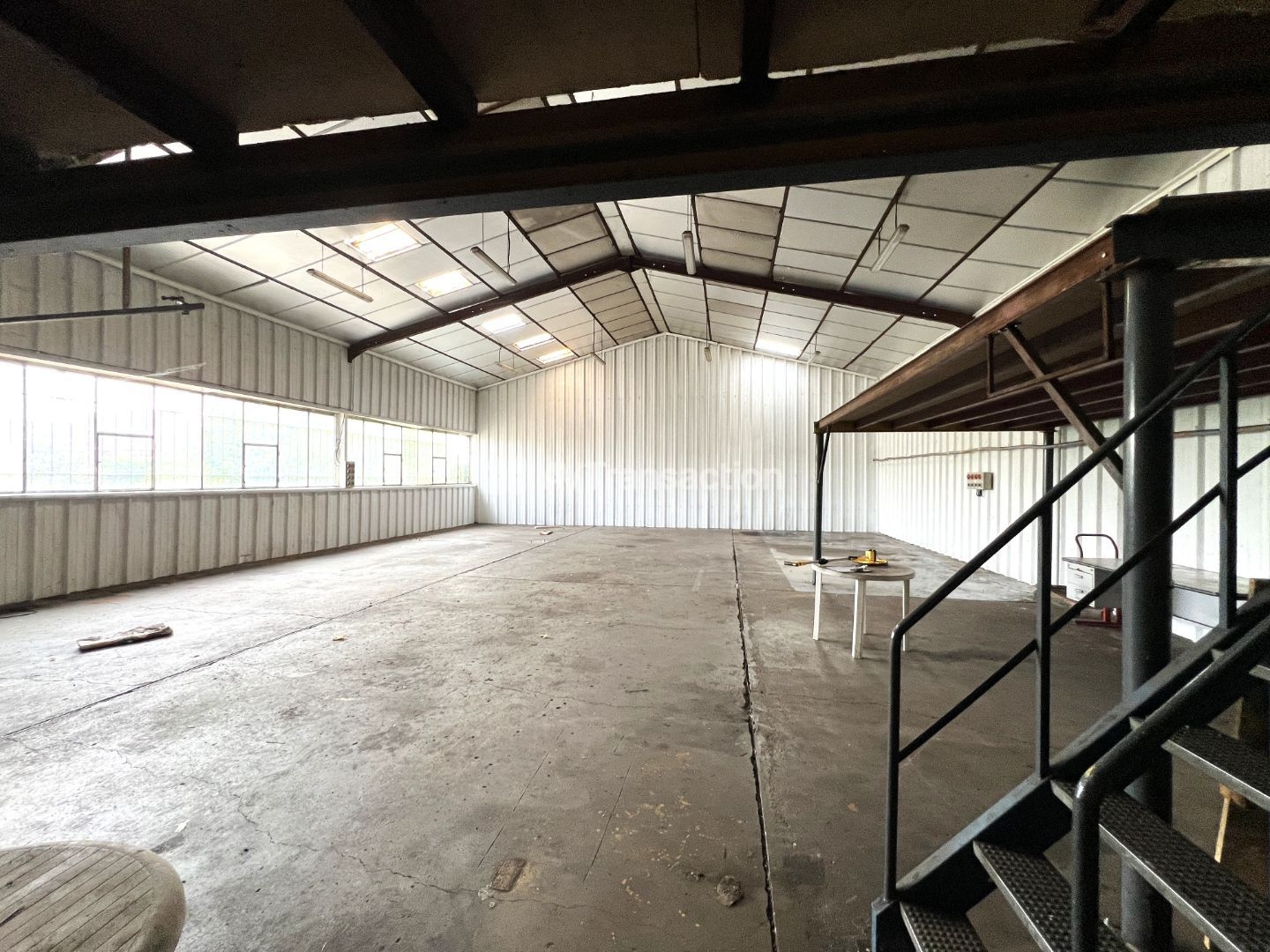 A vendre , Vernon ( 27200 ,)  local d'activités 589 m2 