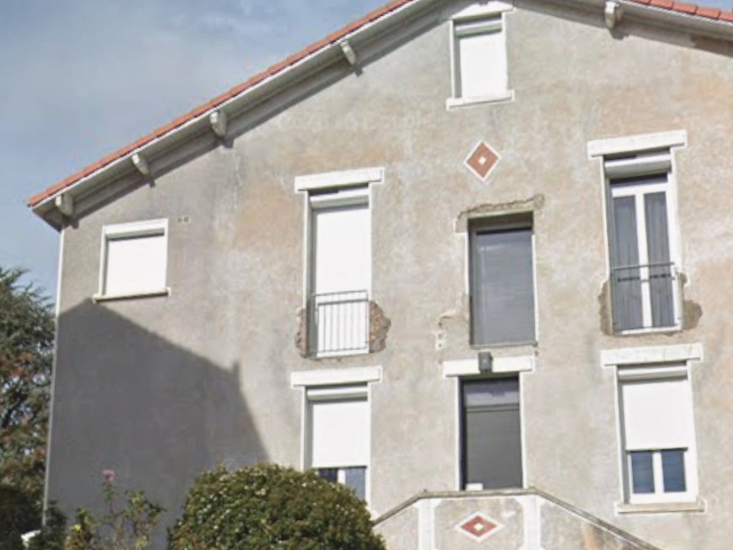 MAISON FAMILIALE / 2 LOGEMENTS INDEPENDANTS T2 ET T4 / JARDIN/ 2 GARAGES/CLERMONT FERRAND (63)